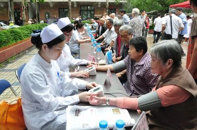 健康服务丨专家义诊进社区 健康服务零距离